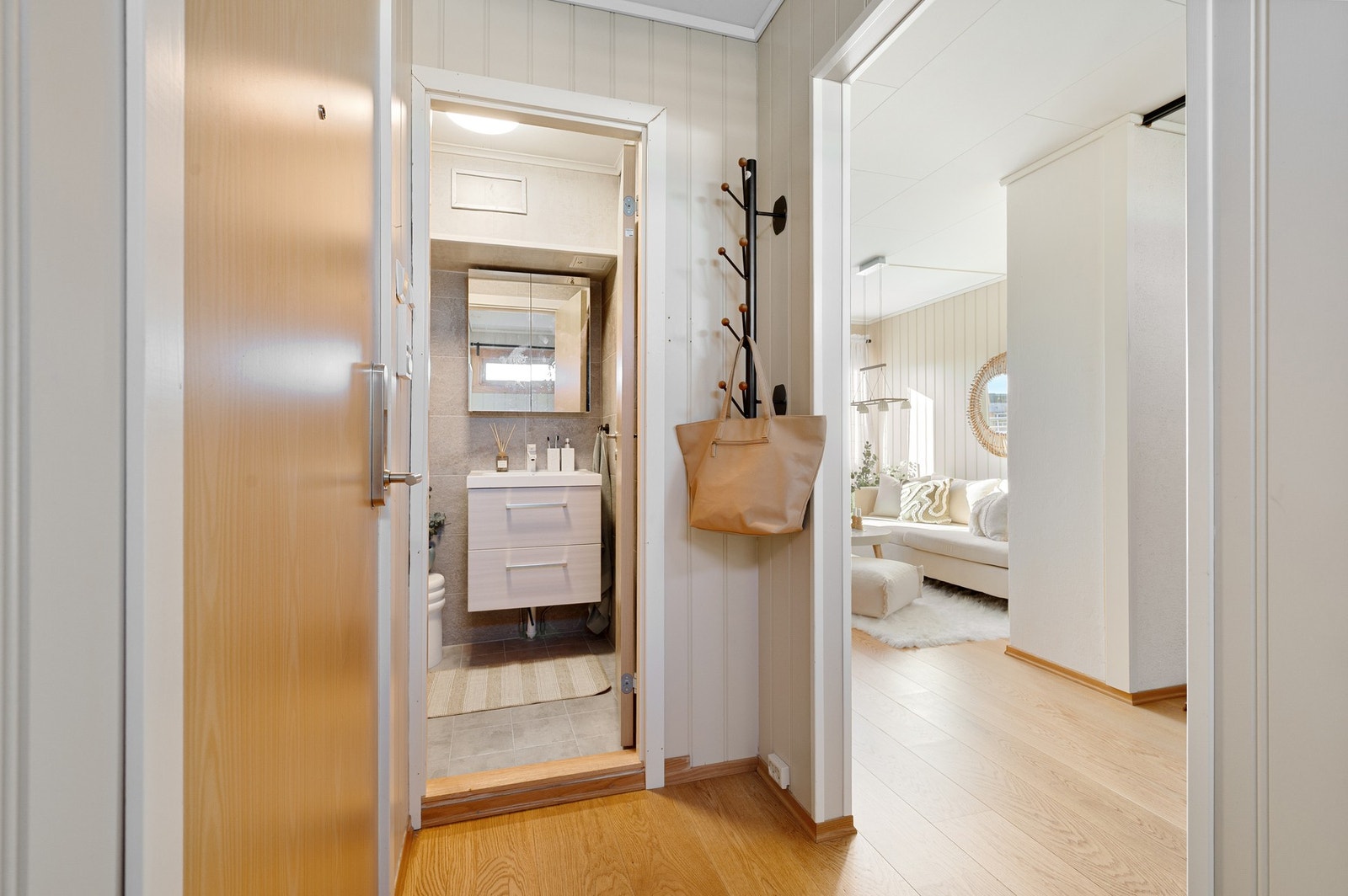 Lys og innbydende entré på 3 kvm. Galleribilde