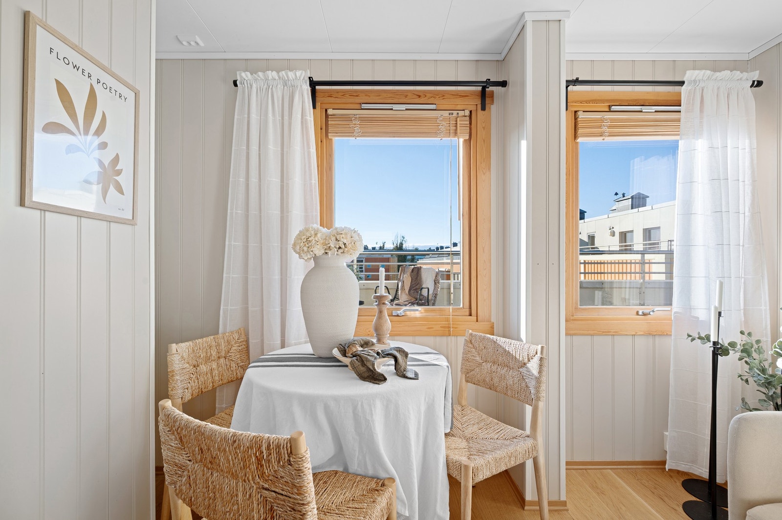 På stuen er det plass til et hyggelig spisebord. Galleribilde
