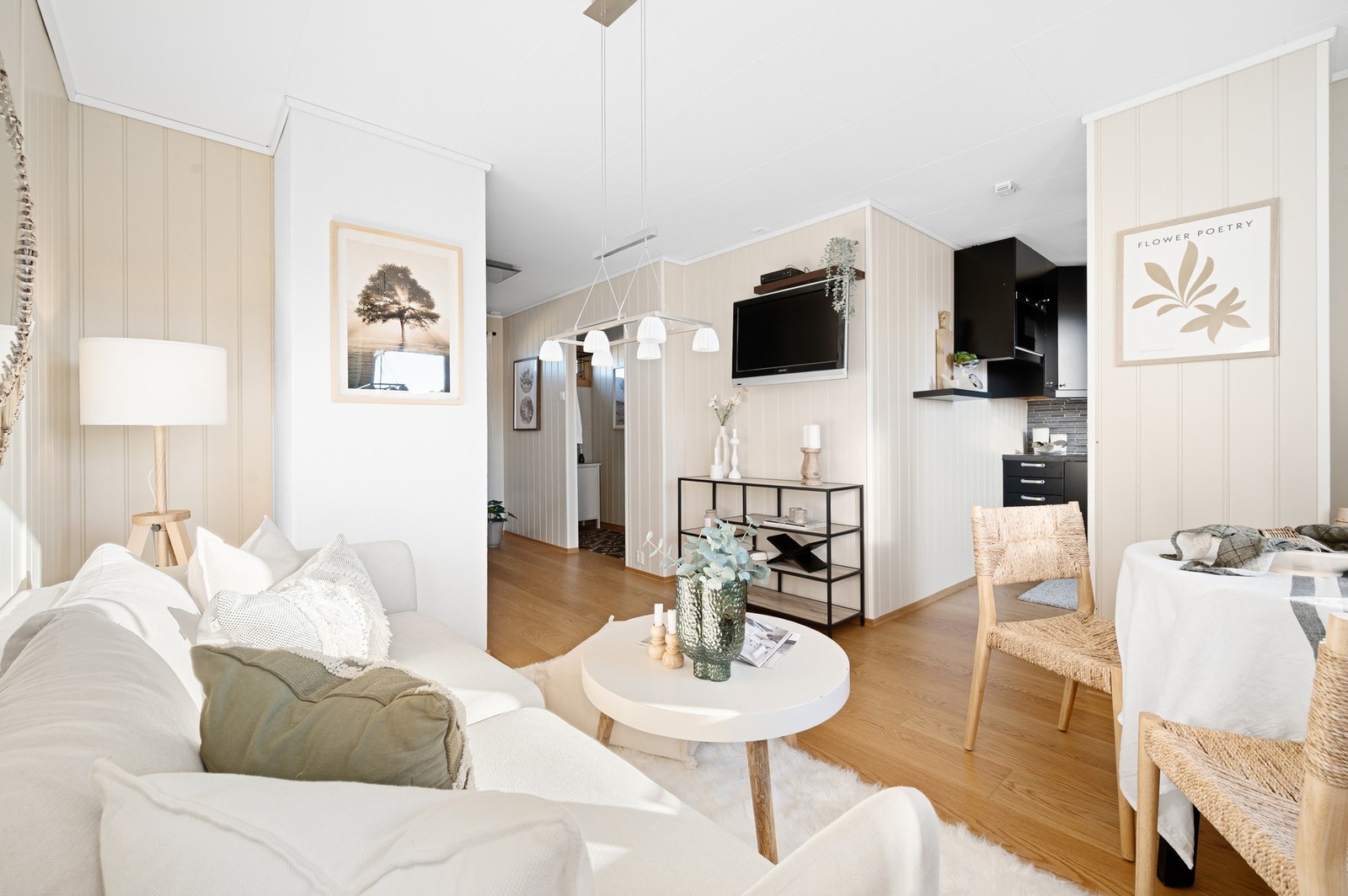 Det er god plass til å møblere med sofa og spisestue. Galleribilde