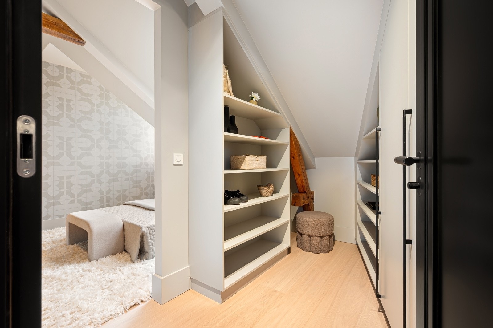 Mastersuiten har egen garderobedel med skap bygd inn i kneveggen og åpne hyller på to sider. Galleribilde