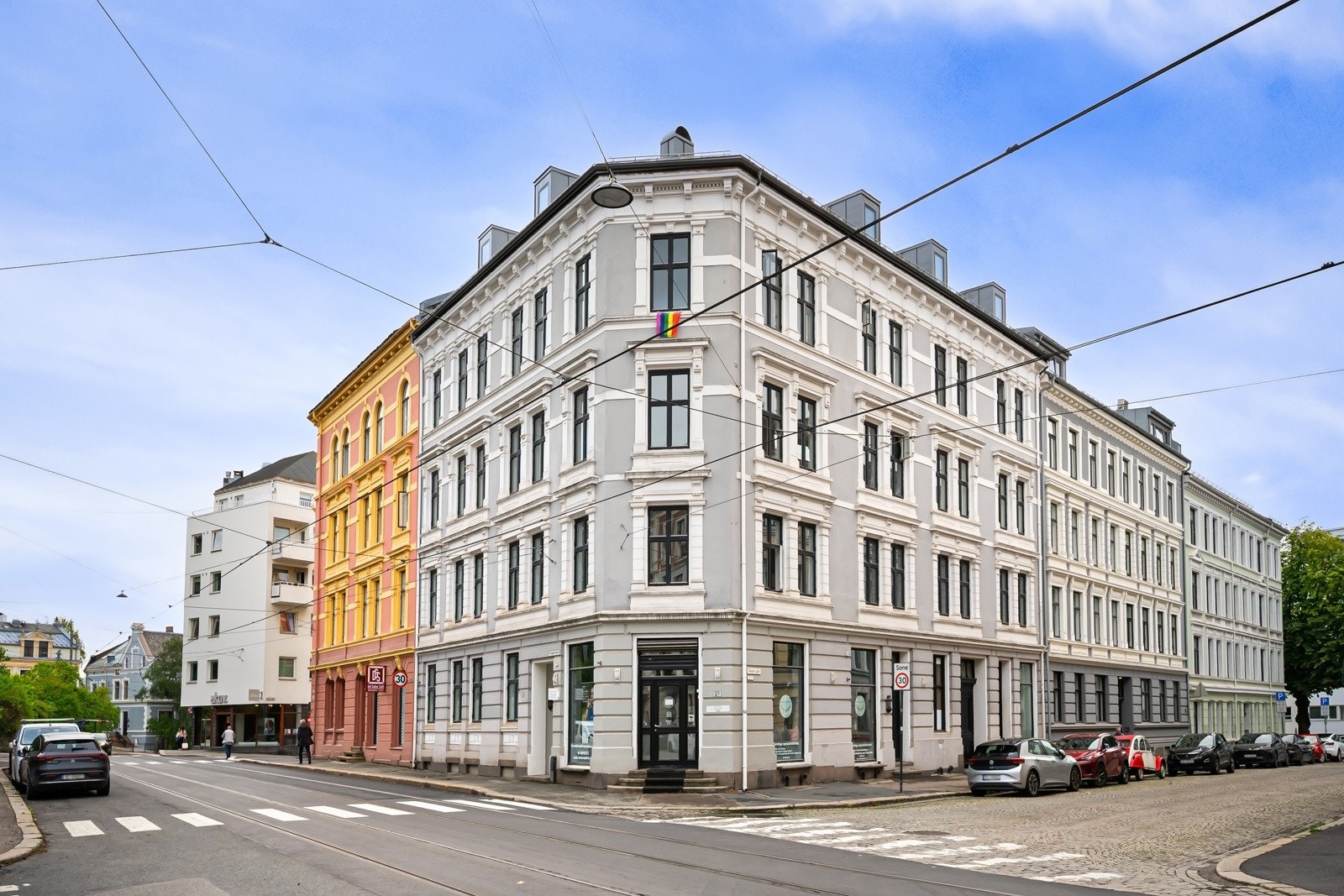 Bygget ligger på hjørnet av Frognerveien og Balders gate, med adkomst fra Frognerveien, i et av Oslos mest eksklusive og sjarmerende områder. Galleribilde