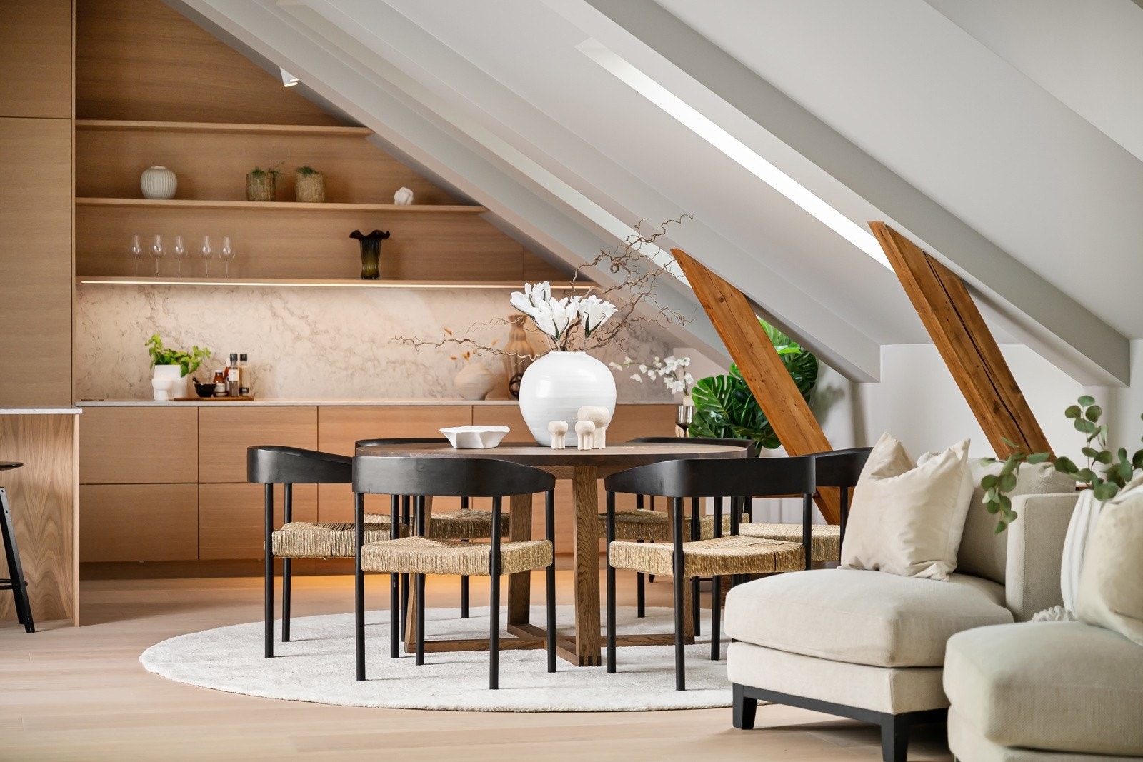 Hver detalj er nøye planlagt og tilpasset for å skape et hjem med både funksjonalitet og estetikk i fokus. Galleribilde