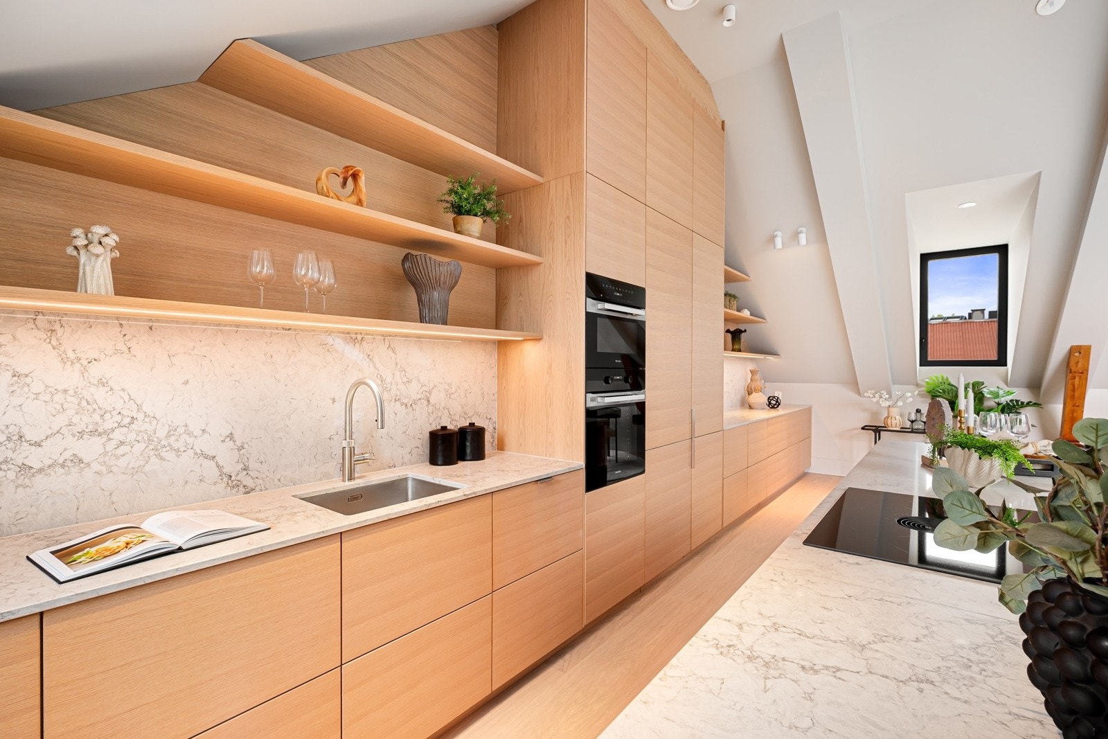 Rommet bades i dagslys fra vinduer på to sider, mens flere justerbare spotlights i himlingen og ledstriper under hyllene sørger for godt arbeidslys. Galleribilde