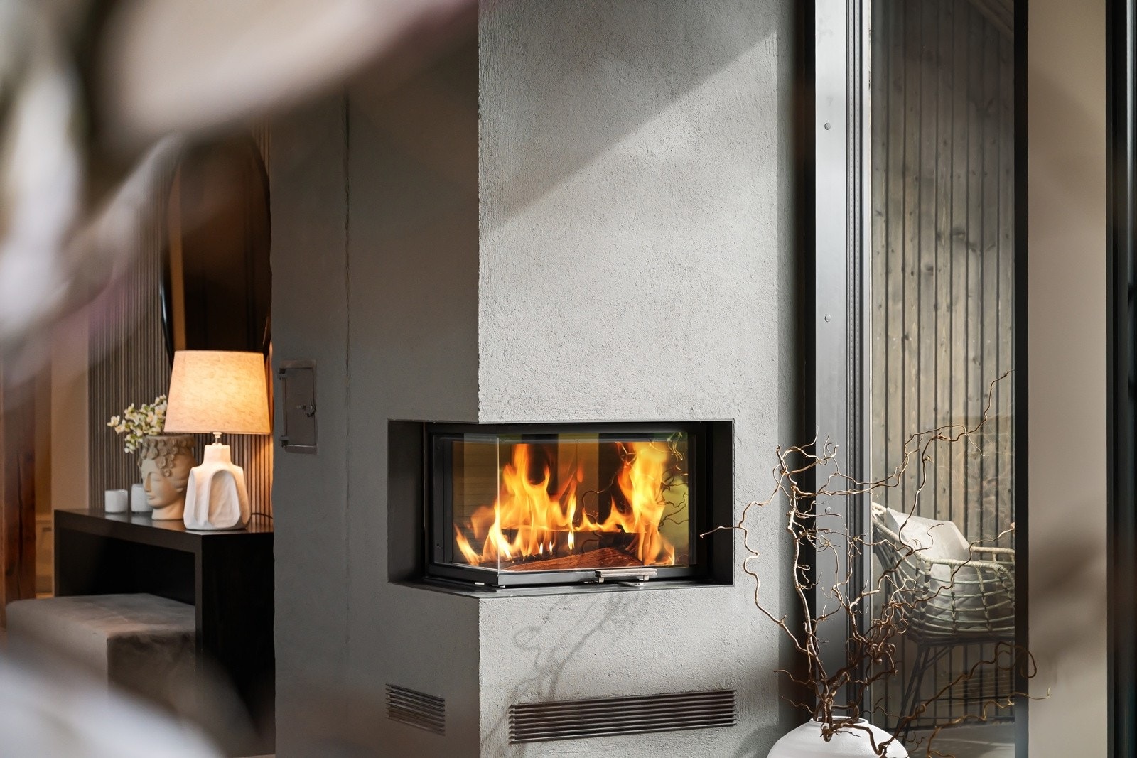 Lekker hjørnepeis med glass på to sider skaper ekstra hygge i vinterhalvåret. Galleribilde