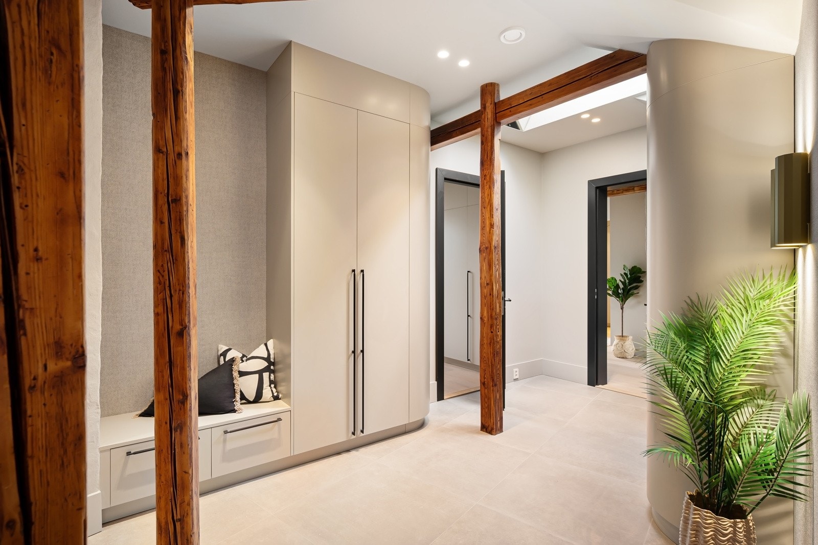 Spesialtilpassede garderober er gjennomgående i leiligheten og i hallen er det også tilrettelagt for en sittebenk med skuffer. Galleribilde