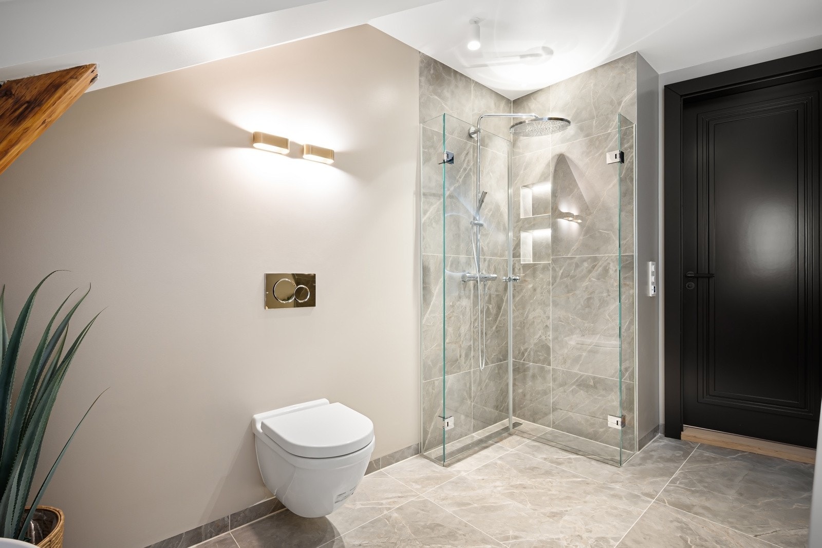 I tillegg er det et deilig dusjhjørne med stor regnfallsdusj, hånddusj og sjamponisjer med belysning. Galleribilde