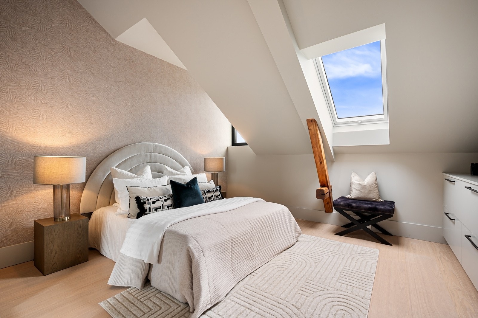 Alle soverommene har overlys fra takvinduer, gulv i enstavs parkett med varmefolie, glatte, listefrie overflater og innslag av rustikke bjelker Galleribilde