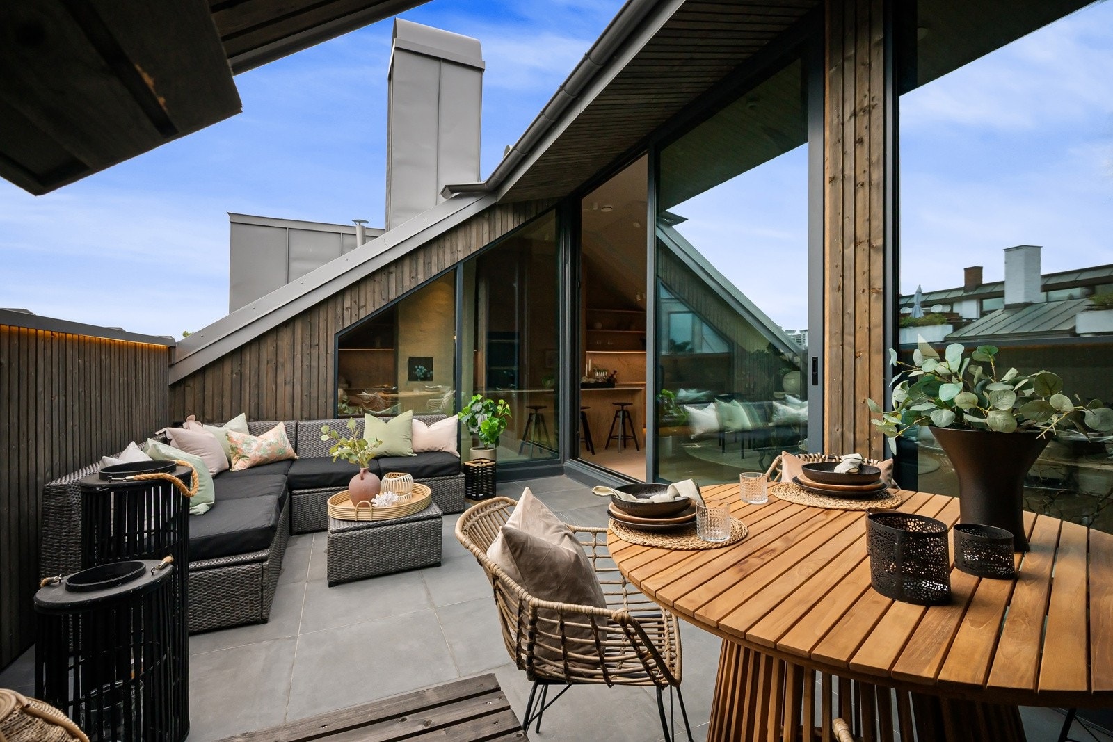 Det flotte utearealet gir plass til flere komfortable utemøbler, både loungegruppe og en hyggelig spiseplass. Galleribilde