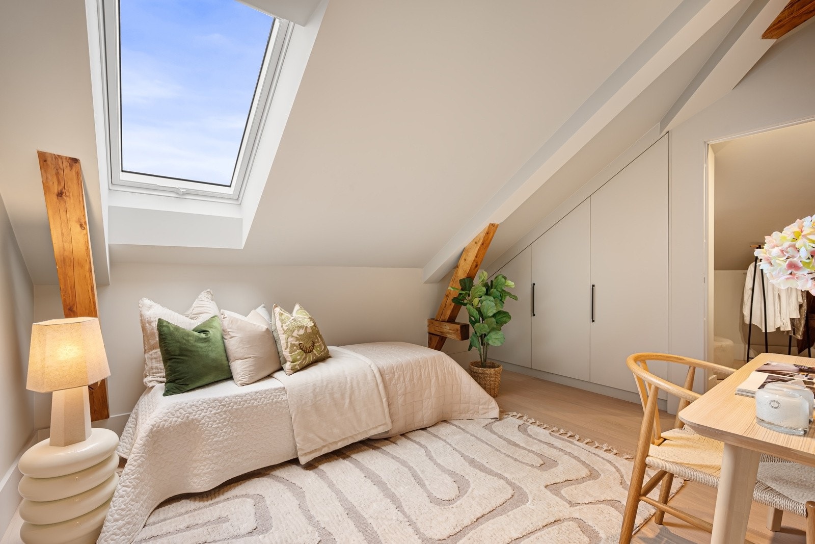 Dette soverommet har tre plassbygde skap i veggen mot en romslig bod. Galleribilde