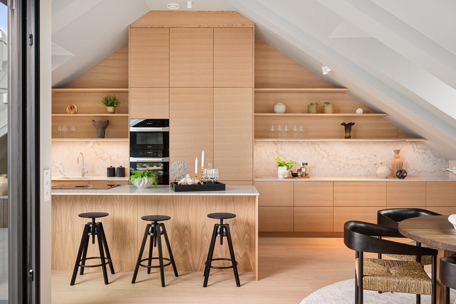 Materialvalgene er av høy kvalitet og skreddersydd innredning samt flott lysdesign fremhever en unik karakter. Galleribilde