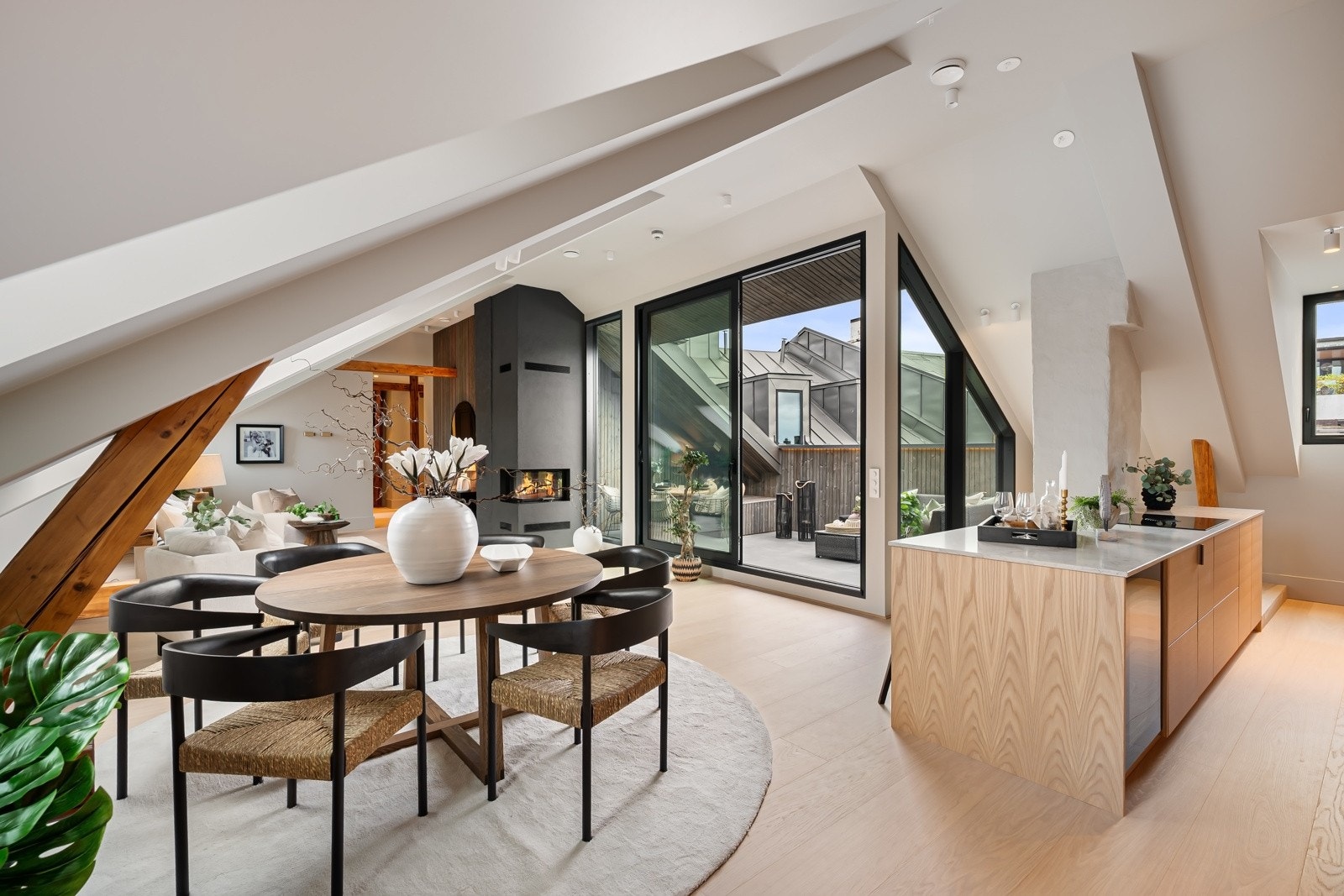 Ved kjøkkenøya er det god plass til fire spiseplasser, og i overgangen mellom stue og kjøkken finner spisegruppen sitt naturlige sted. Galleribilde