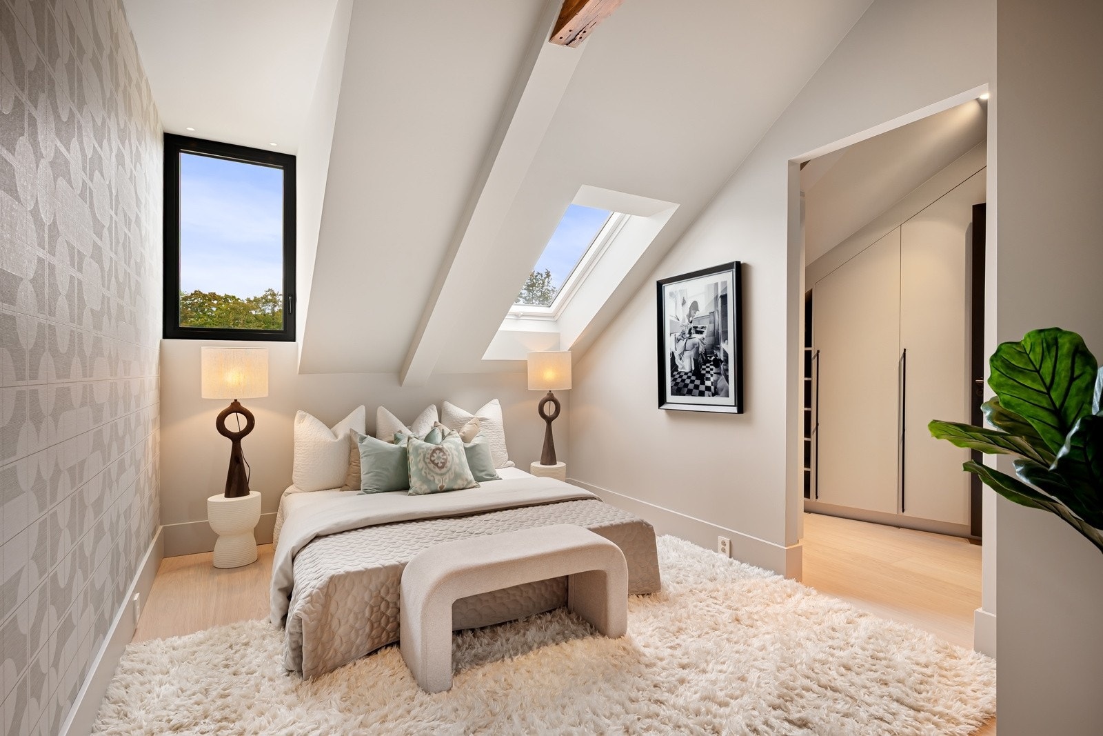 Leiligheten har hele tre gode soverom, inkludert en flott mastersuite med eget bad. Galleribilde