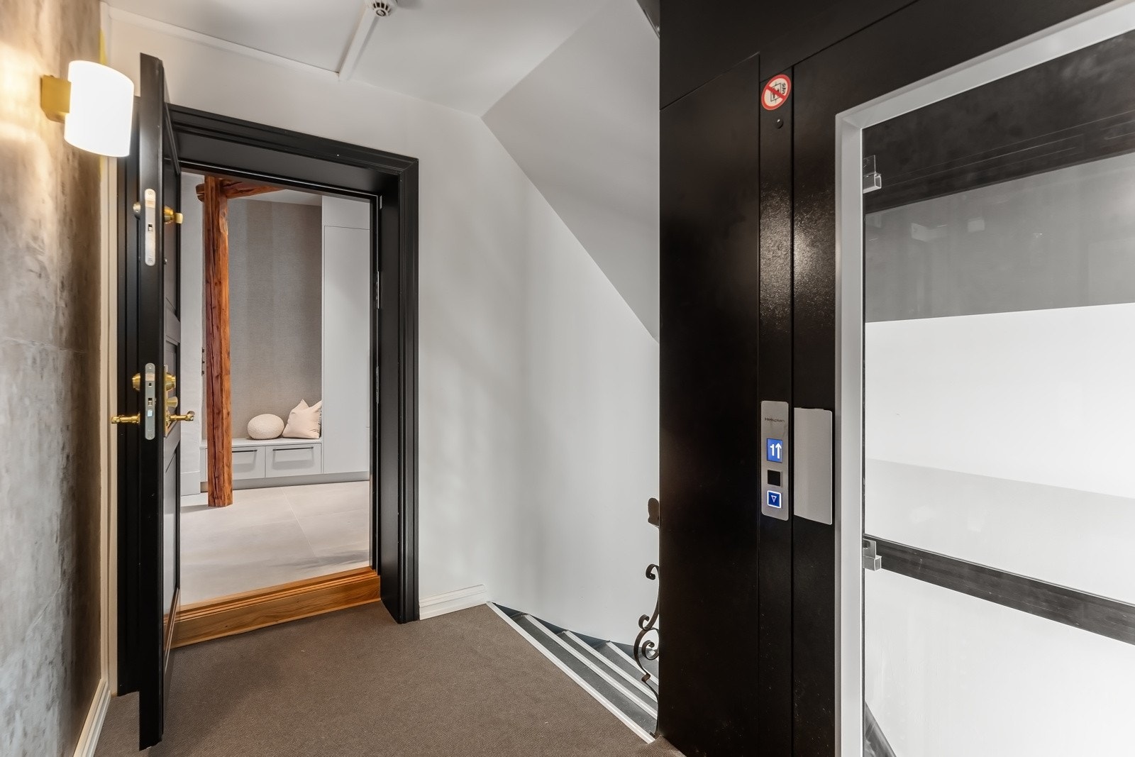 I 2024 ble bygården oppgradert med heisanlegg som går helt opp til loftsetasjen. Galleribilde