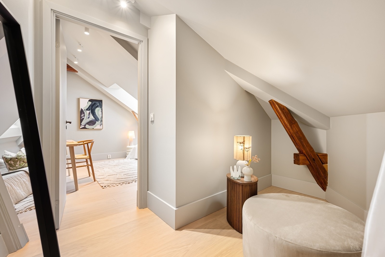 I boden er det god plass til garderobeløsninger, kontorpult eller lagring. Galleribilde