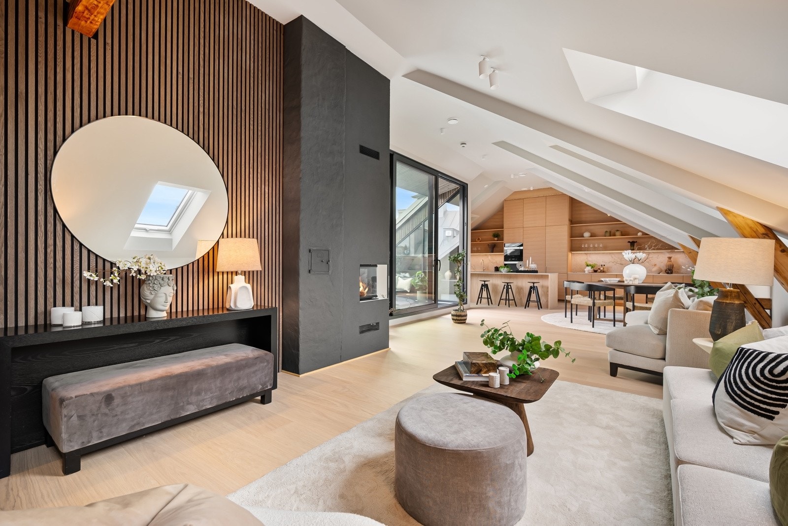 Stuen er stor og tiltalende med åpen løsning mot kjøkkenet og god plass til møblering i luftige soner. Galleribilde