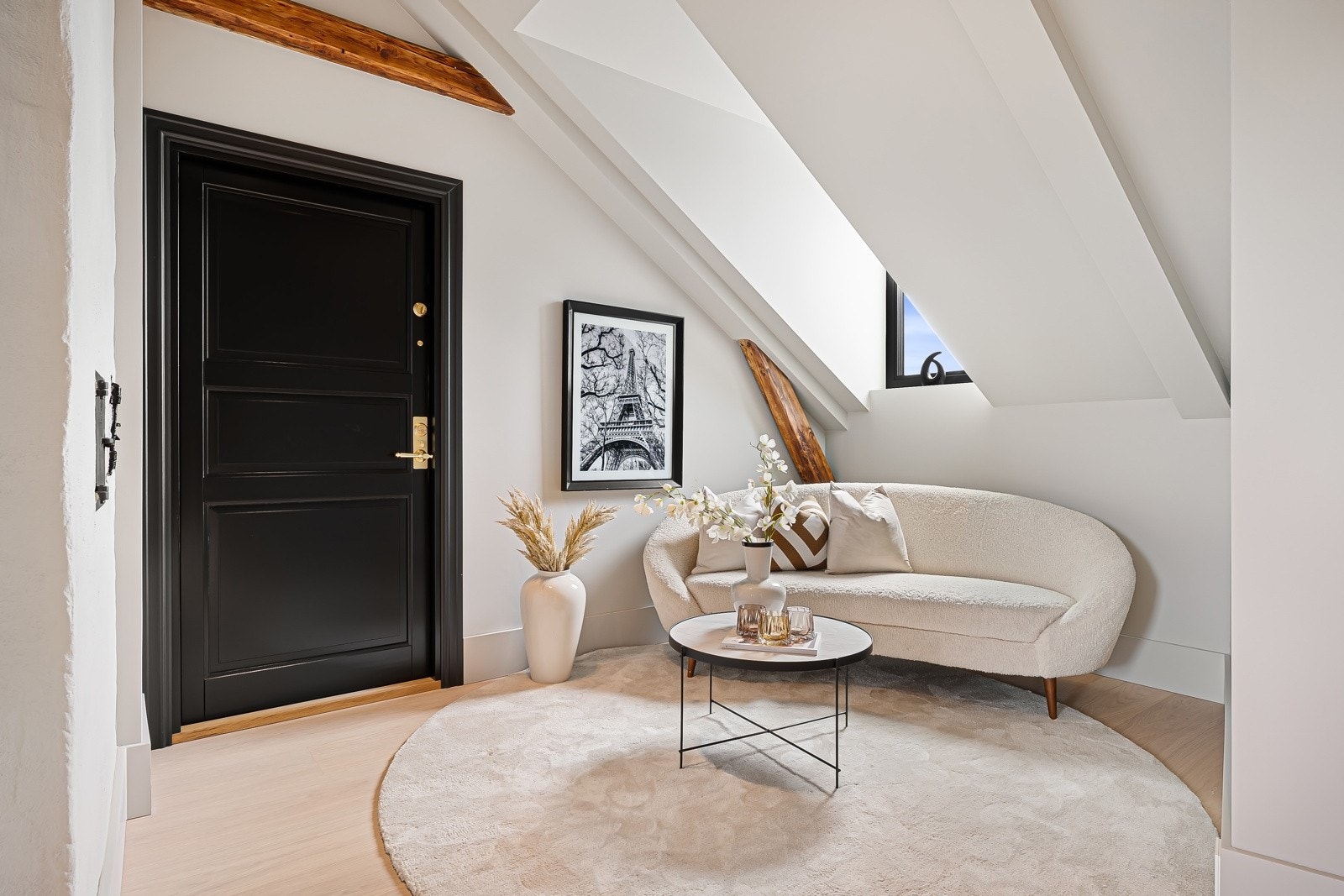 Mastersuiten og rommet ved siden av har fondvegger med lekker tapet, og i mastersuiten er det en egen kosekrok med plass til godstoler og adkomst direkte til baktrapp. Galleribilde