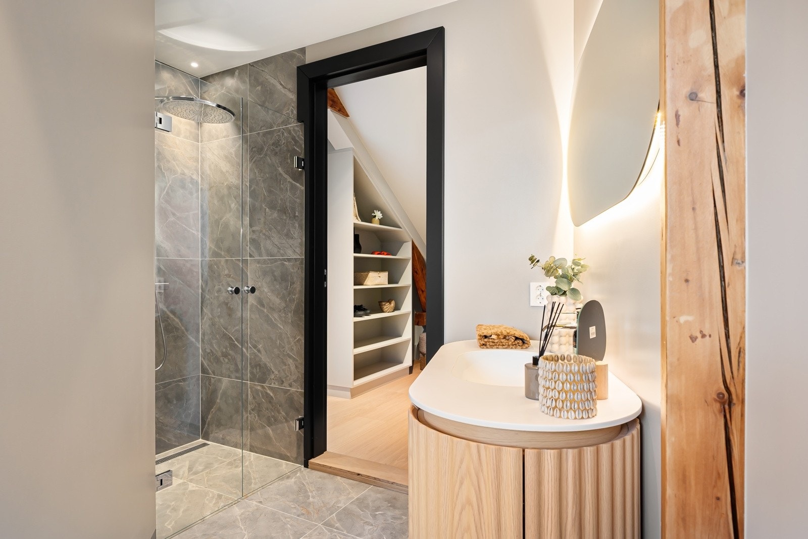 Dusjnisjen har tofløyede glassdører, stor regnfallsdusj og hånddusj. Galleribilde