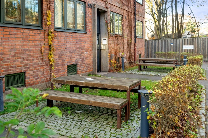 Det er flere hyggelige sittegrupper i fellesarealet, der sameiet også har investert i en tilhørende ny grill! Galleribilde