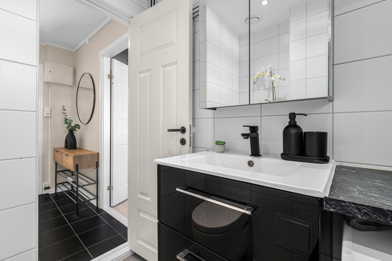 Bad og rør ble pusset opp i regi av sameiet i 2012, varmtvann er inkludert i felleskostnadene Galleribilde