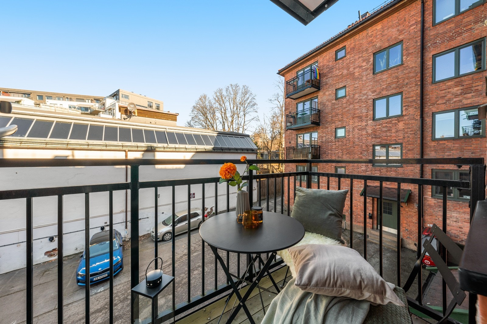 Balkongen er nordvendt mot den lukkede parkeringsplassen til sameiet. Galleribilde