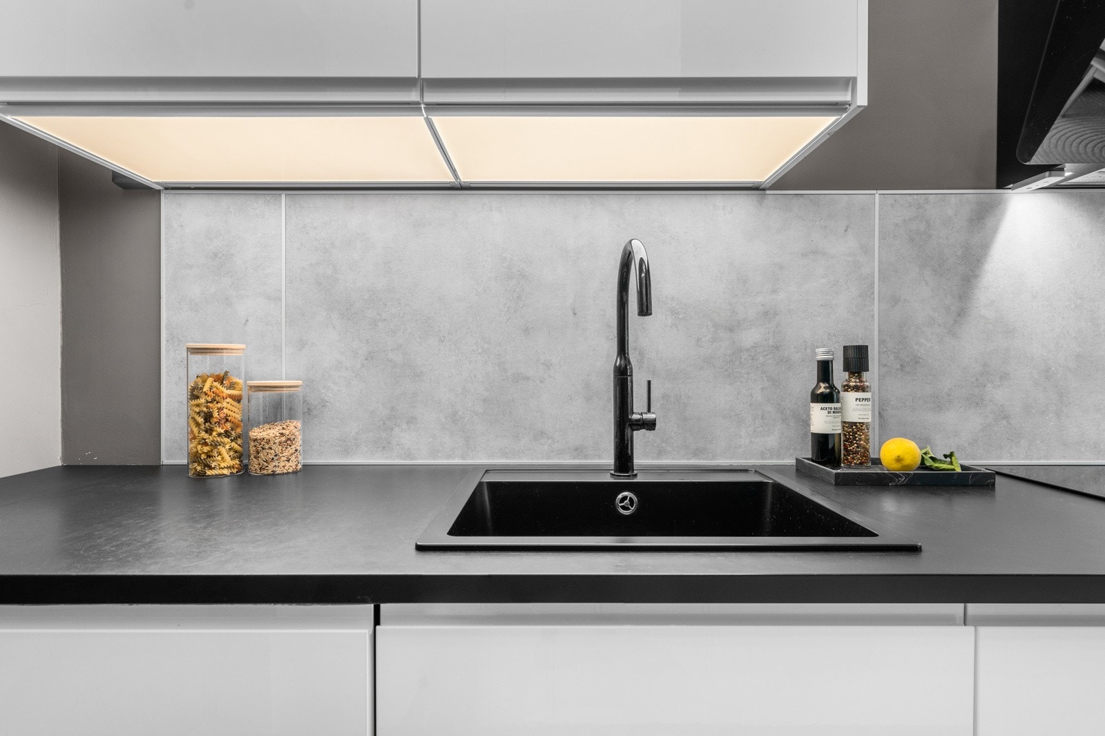 Alle integrerte hvitevarer medfølger, og det er også montert både komfyrvakt og waterguard. Galleribilde