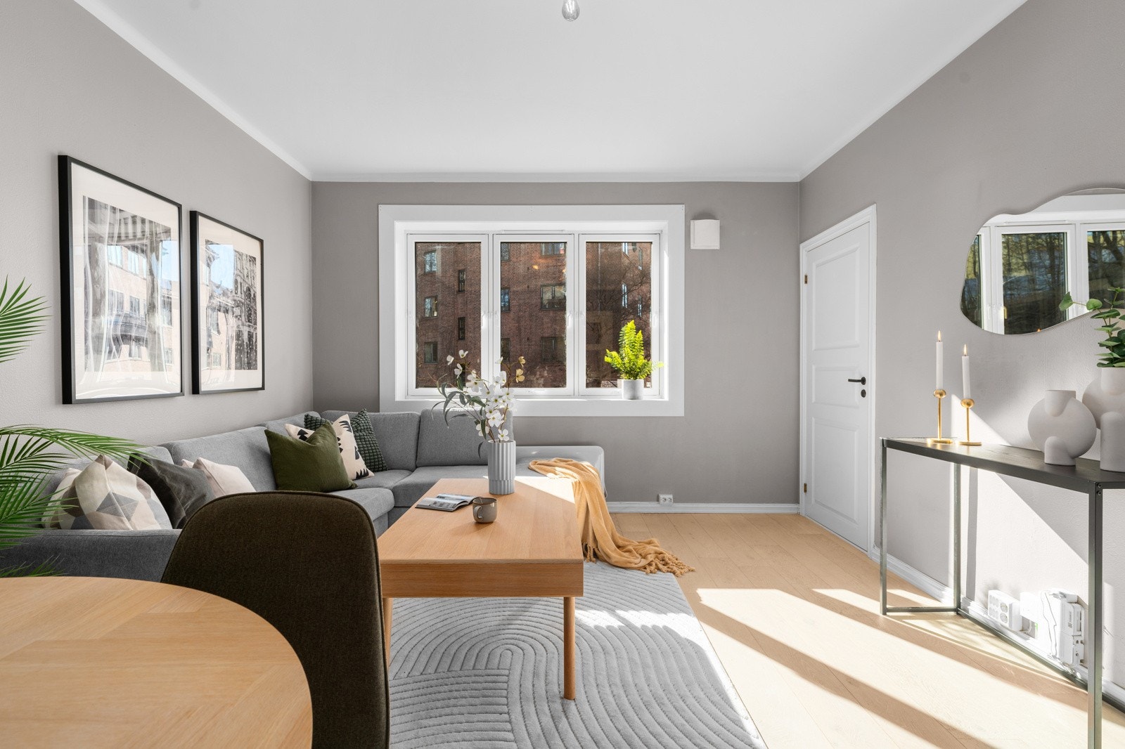 Den lyse parketten og store vinduene sikrer et lyst og delikat førsteinntrykk av stuen Galleribilde