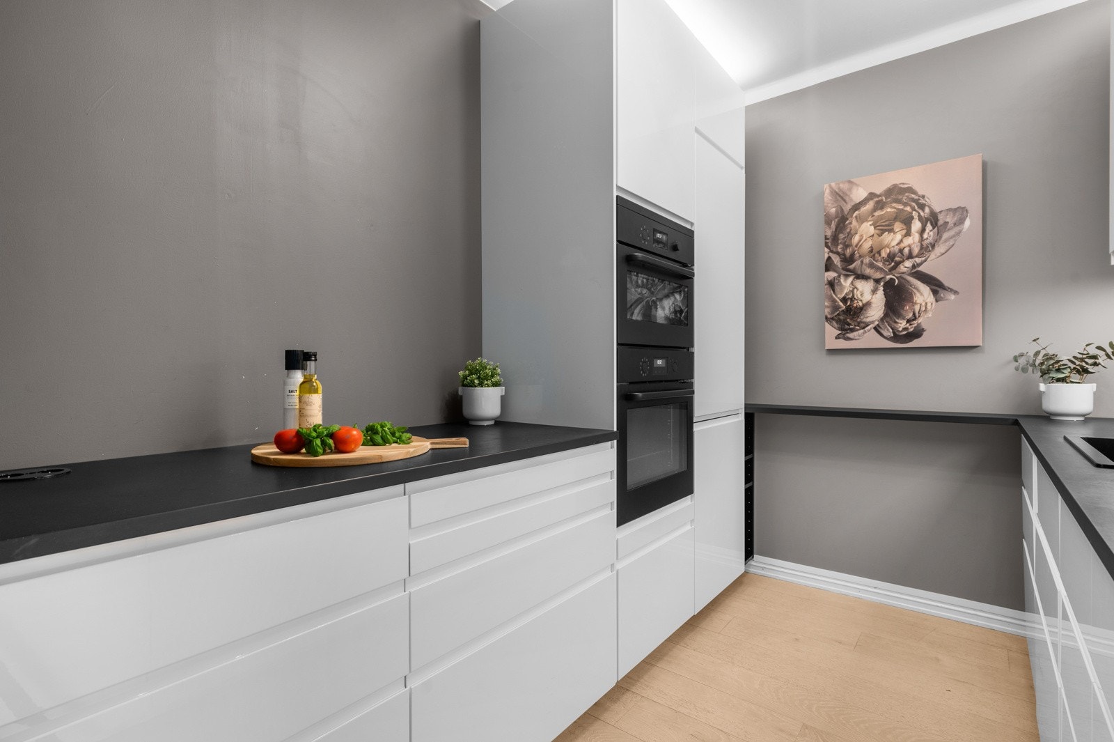 Kjøkkenet tilbyr rikelig med benkeplass og gode lagringsmuligheter. Galleribilde