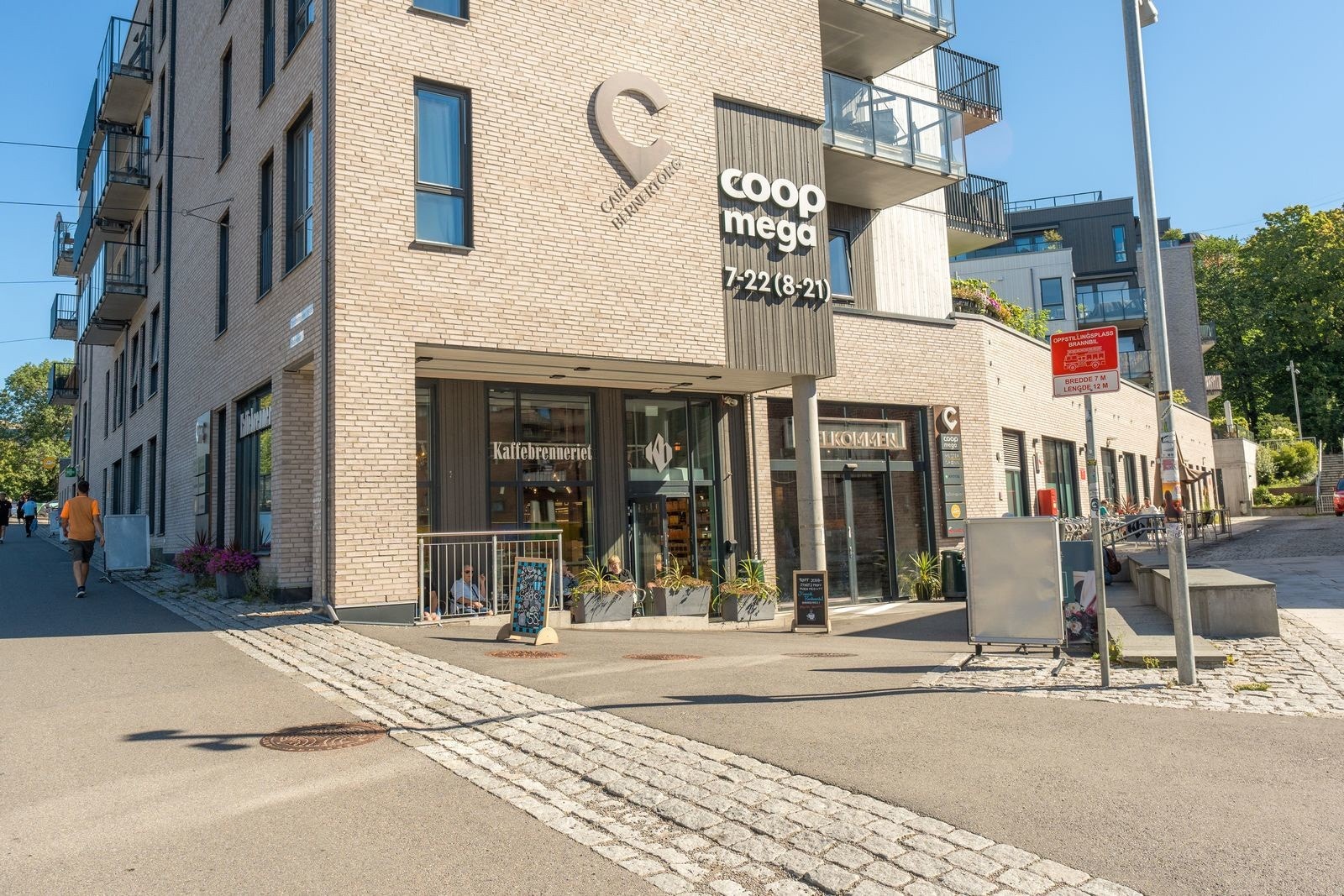 Fra leiligheten er det kun en kort spasertur til det moderne nærsenteret, Carl Berner Pasasjen. Galleribilde