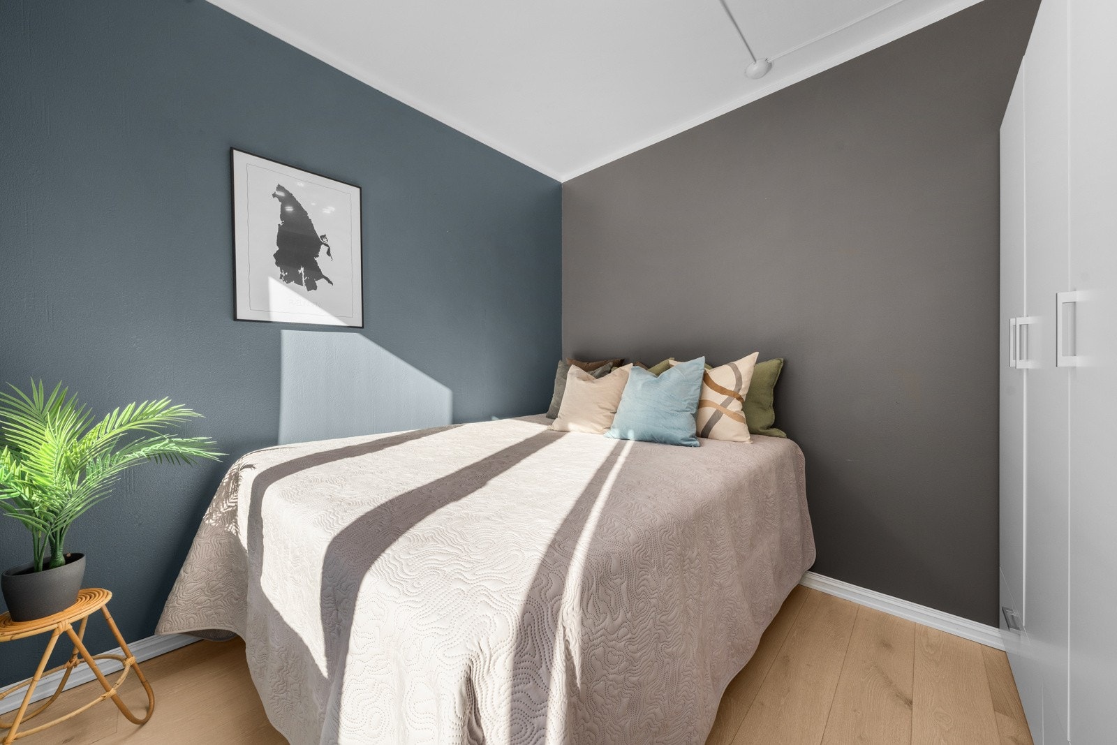 I den andre enden av leiligheten finner man soverom II, her er det god plass til dobbeltseng og skap. Galleribilde