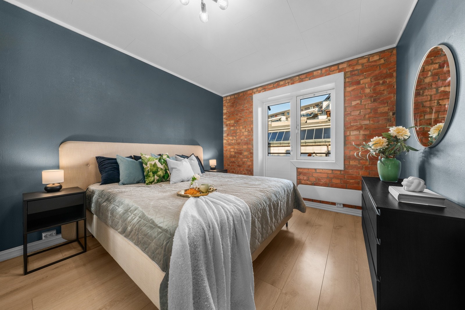 Hovedsoverommet gir en rustikk og stilfull følelse, med direkte utgang til balkong som vender mot bakgård. Galleribilde