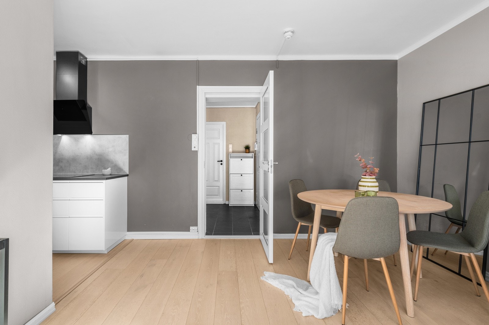 Leiligheten har en åpen kjøkken og stueløsning, med rom for flere ulike møbleringsløsninger. Galleribilde