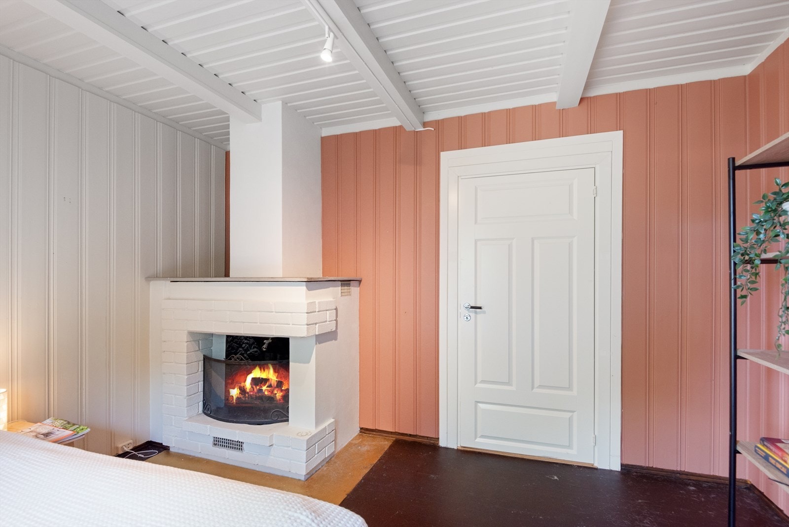 Soverom med peis i hovedetasje Galleribilde