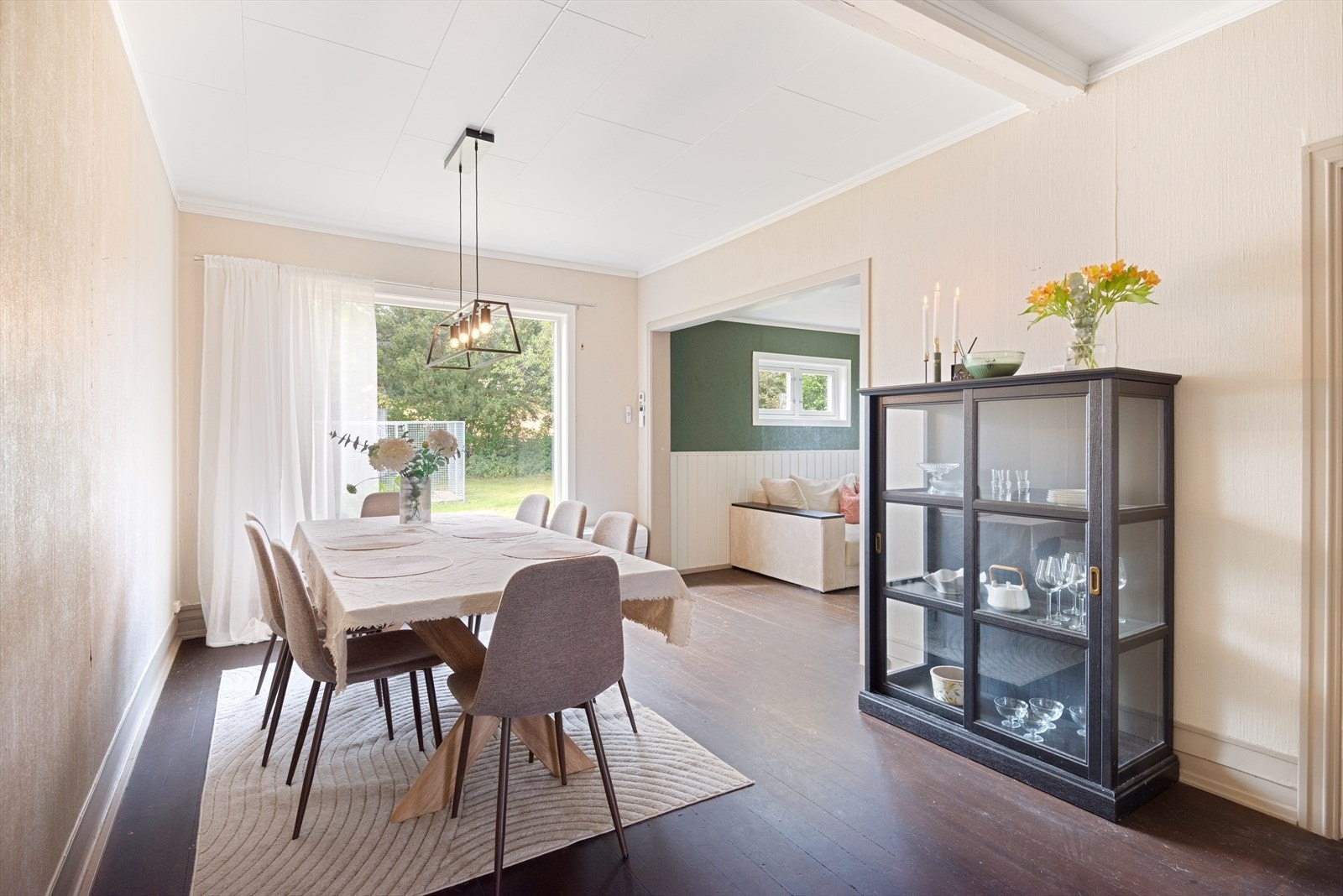 Stue med god plass til spisebord og sofa Galleribilde