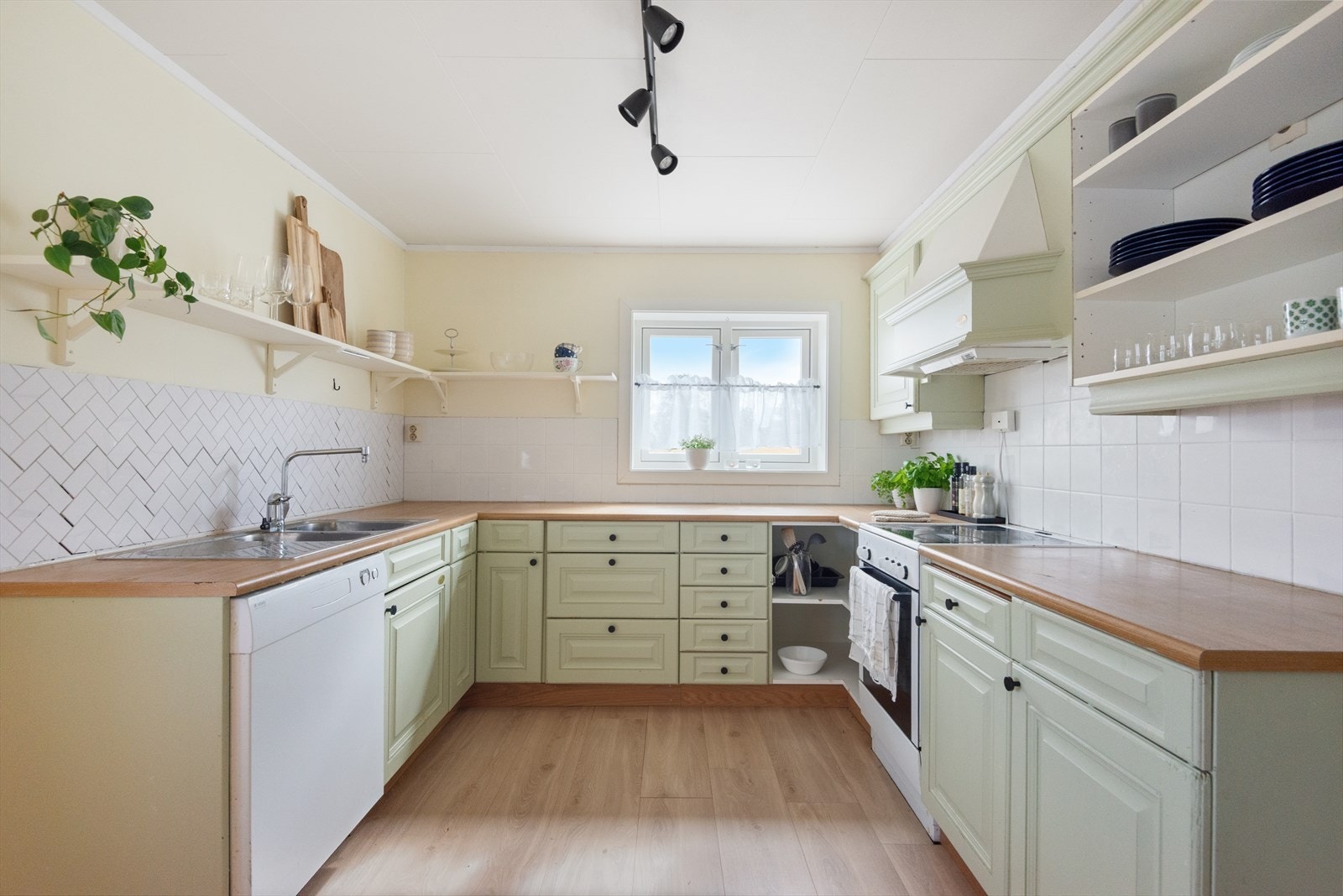 Kjøkken med god plass til matlaging og baking Galleribilde