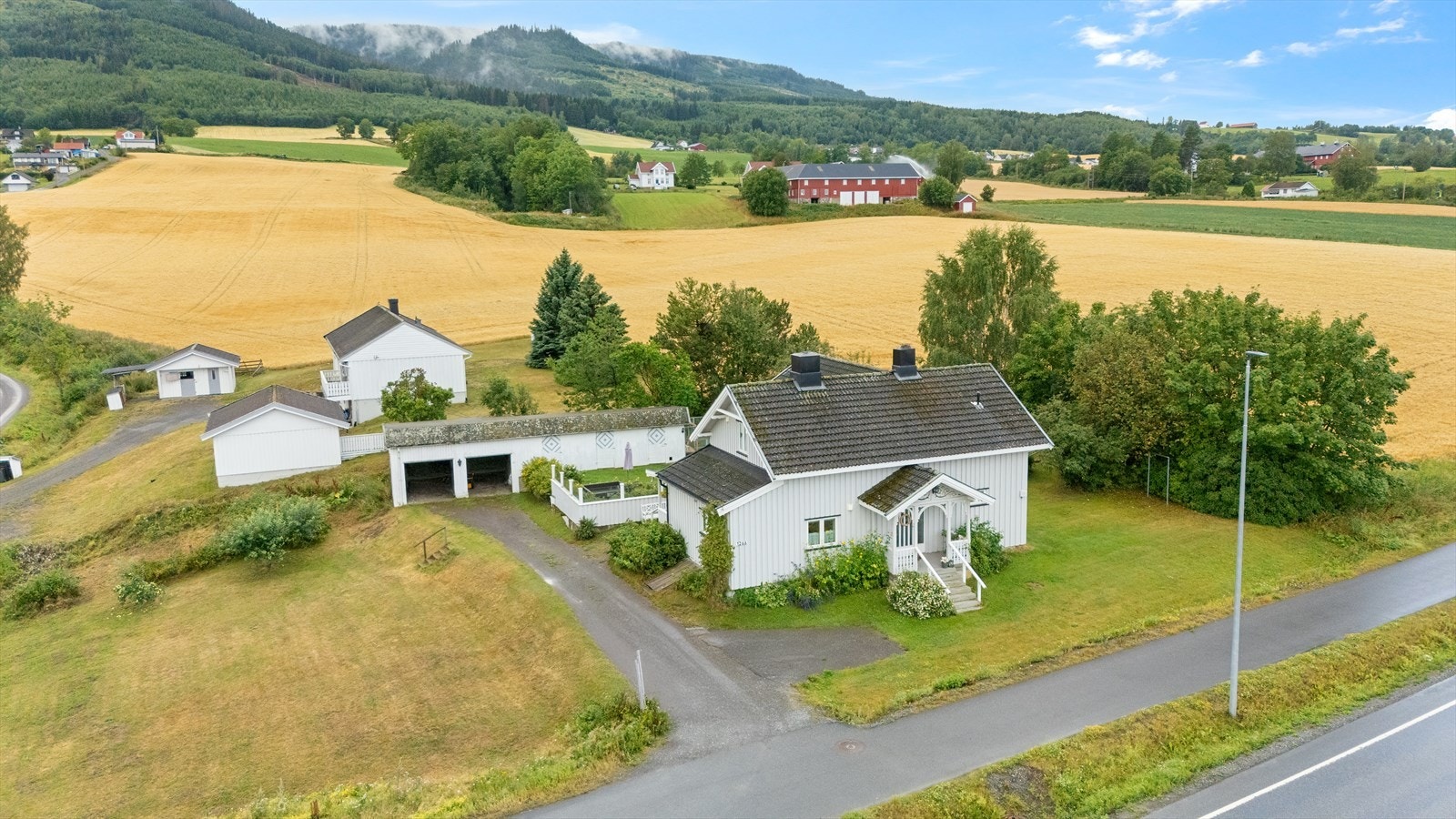 Romslig selveiet tomt ca 1,8 mål - Umiddelbar nærhet til Totenåsen og Mjøsa, jakt, fiske, bading, tur og skiområder Galleribilde