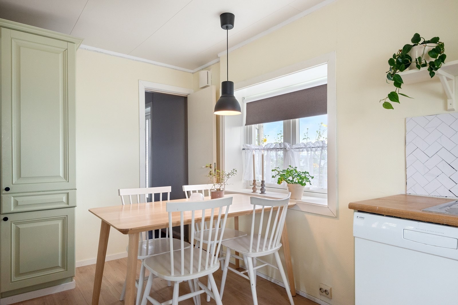 Kjøkken med spiseplass - Koselige vinduer Galleribilde