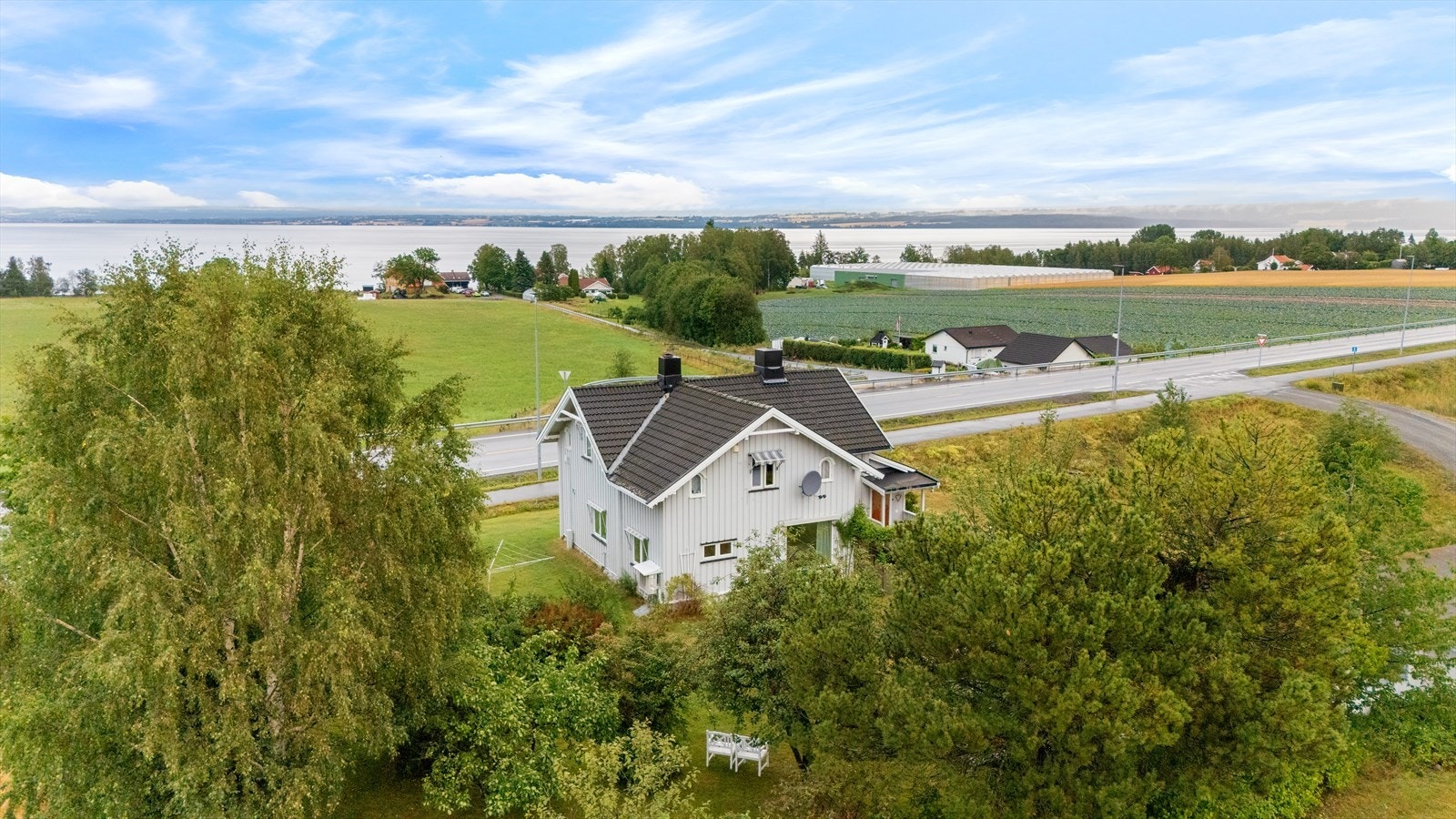 Kort vei ned til Mjøsa med badelasser og offentlig badstue Galleribilde