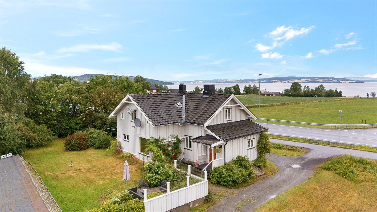 Koselig og usjenert i hagen på baksiden av huset Galleribilde