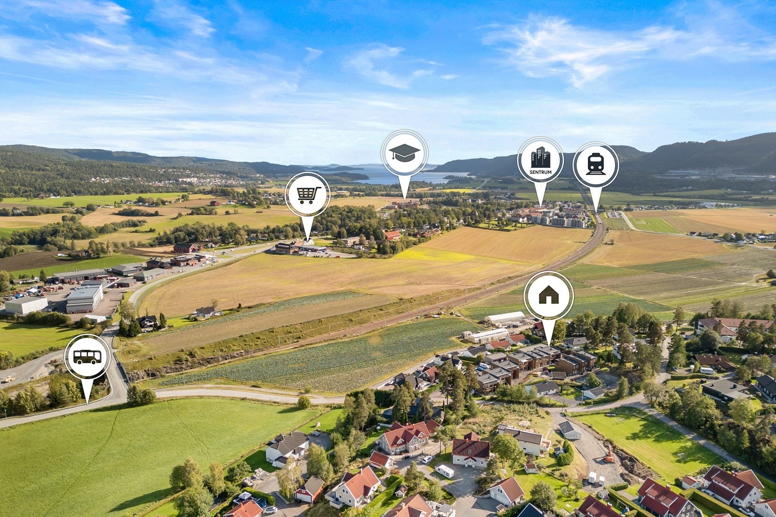 Fra eiendommen er det kort vei til sentrum med et godt utvalg av butikker, kafeer, serveringssteder, vinmonopol, samt buss- og togstasjon. Galleribilde