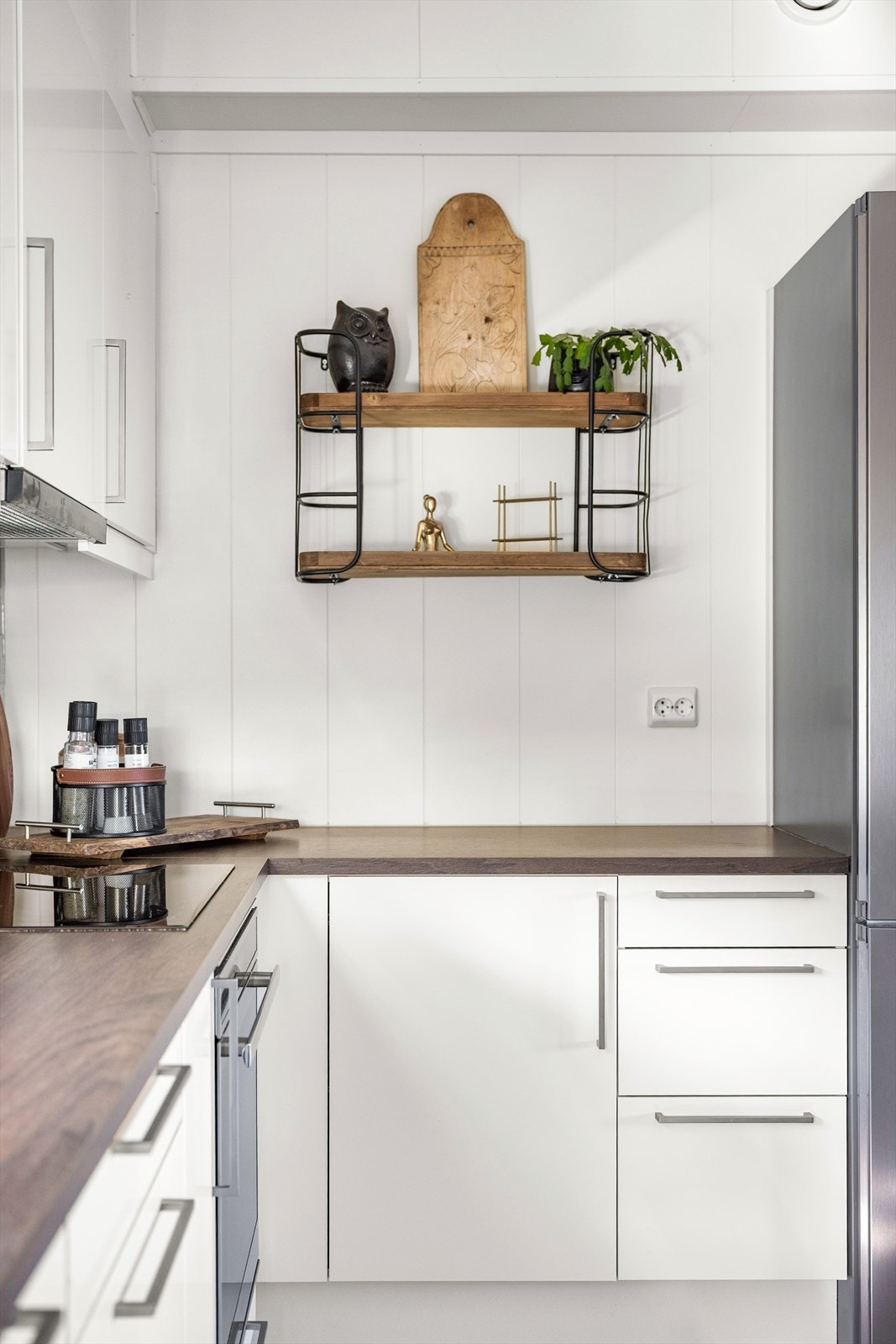 Kjøkkenet har innredning med glatte fronter. Galleribilde