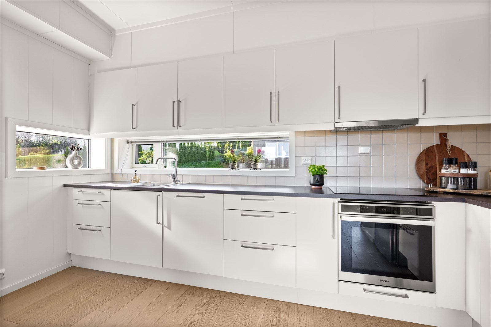 Hvitevarer med komfyr, platetopp, oppvaskmaskin og kjøl/frys. Galleribilde