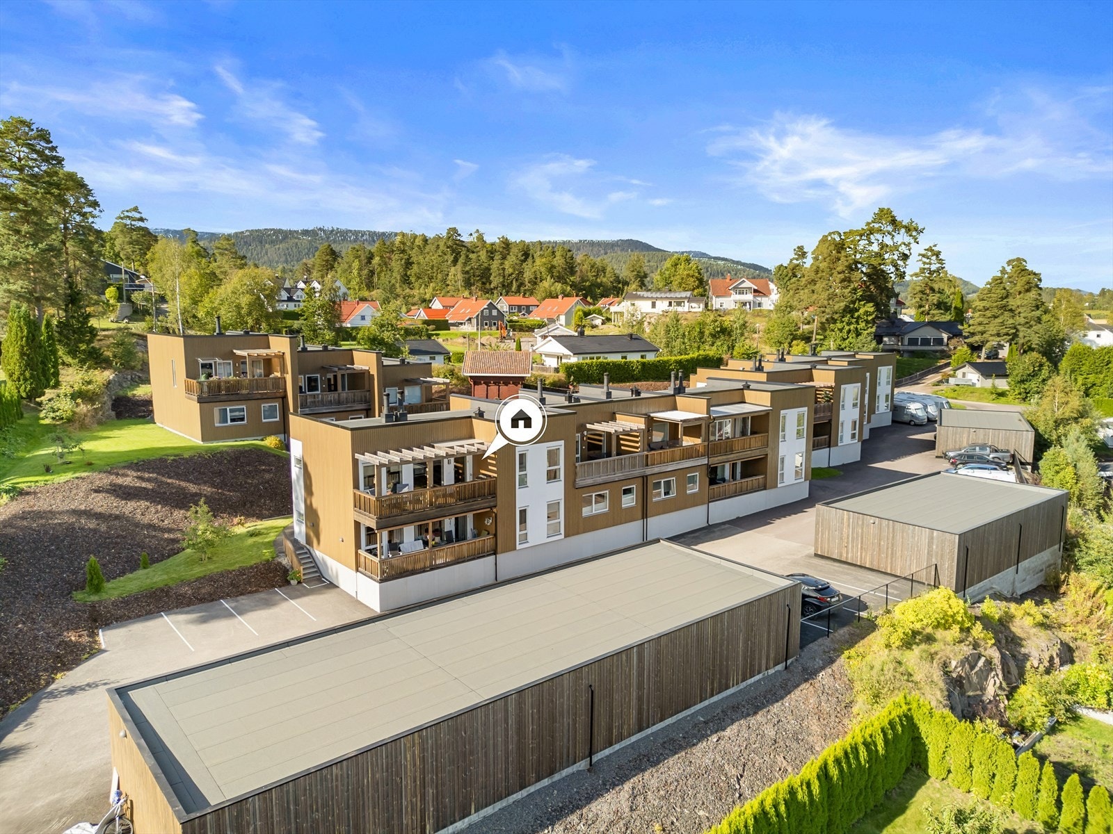 Til boligen følger det med carport og sportsbod. Galleribilde