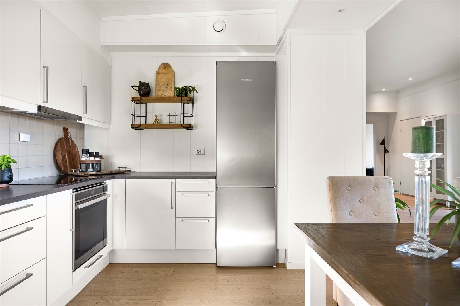 Moderne kjøkken med godt med skapplass. Galleribilde