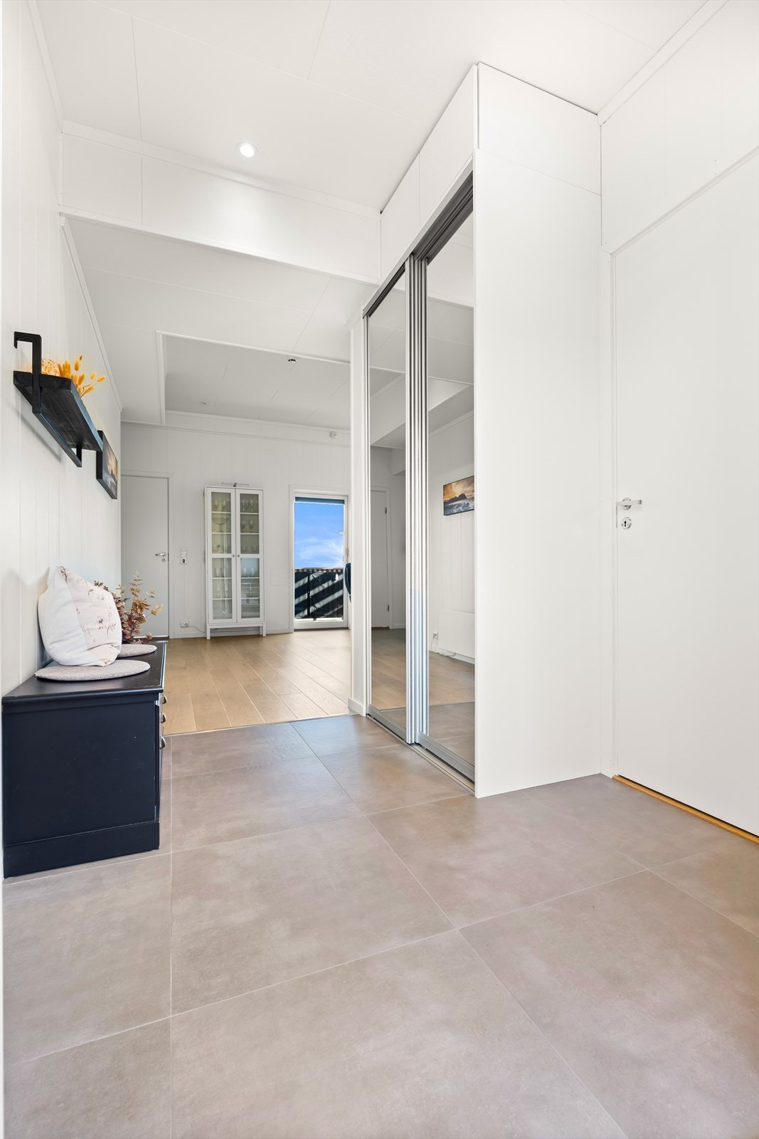 Praktisk skyvedørsgarderobe for oppbevaring av yttertøy sørger for et ryddig "velkommen inn". Galleribilde