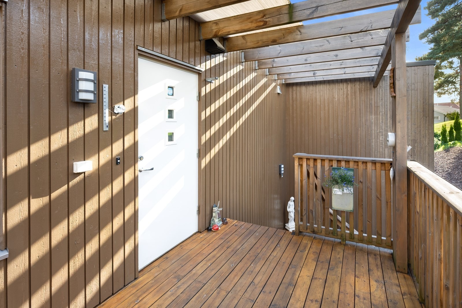 Romslig veranda i forbindelse med inngangspartiet. Galleribilde