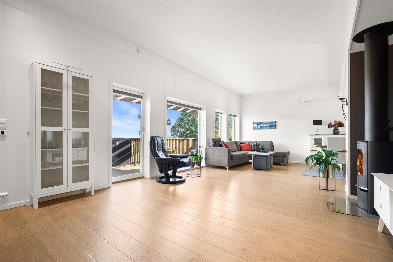 Stor stue med god plass til å møblere i flere soner. Galleribilde