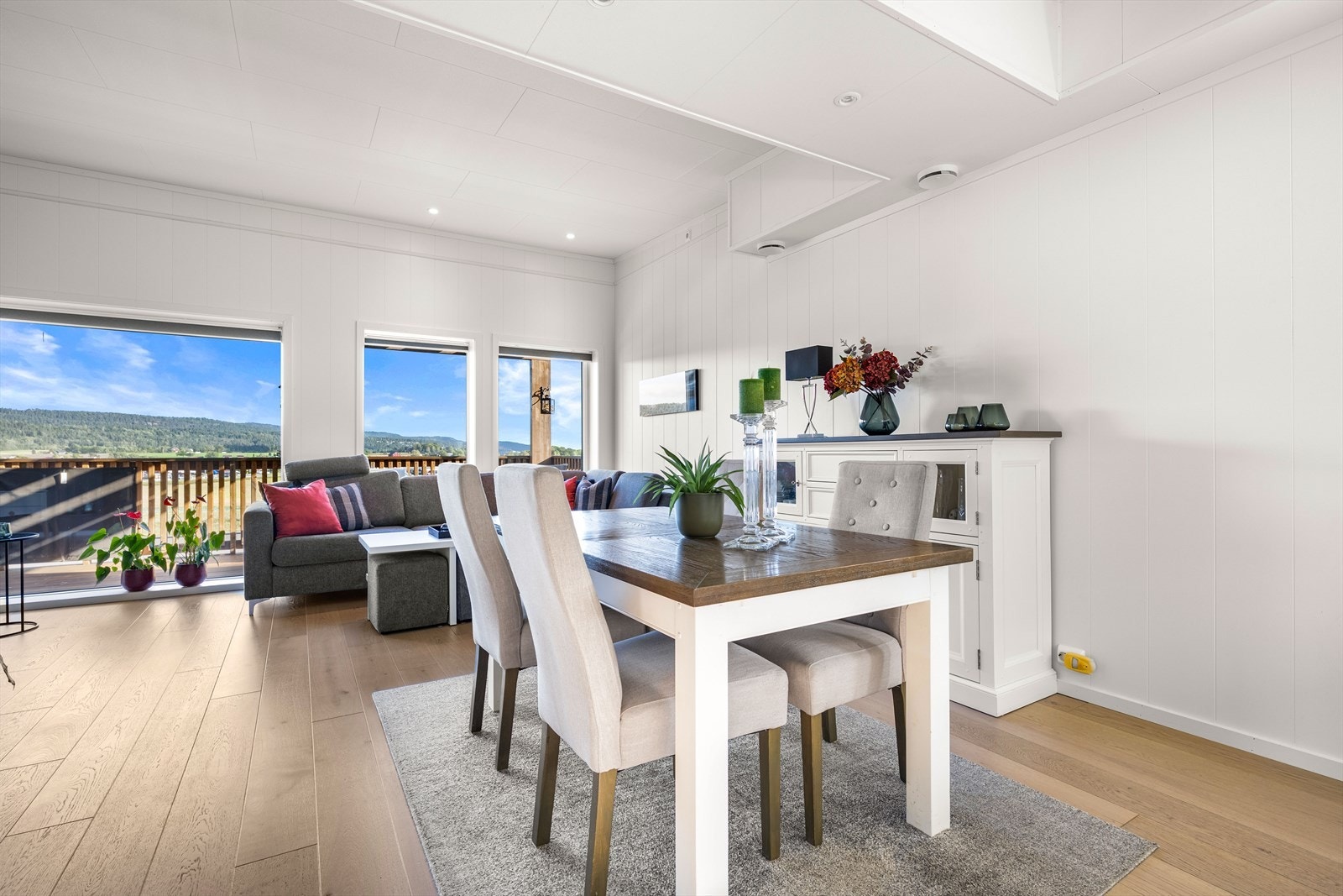 Åpen løsning mellom kjøkken og stue. Galleribilde