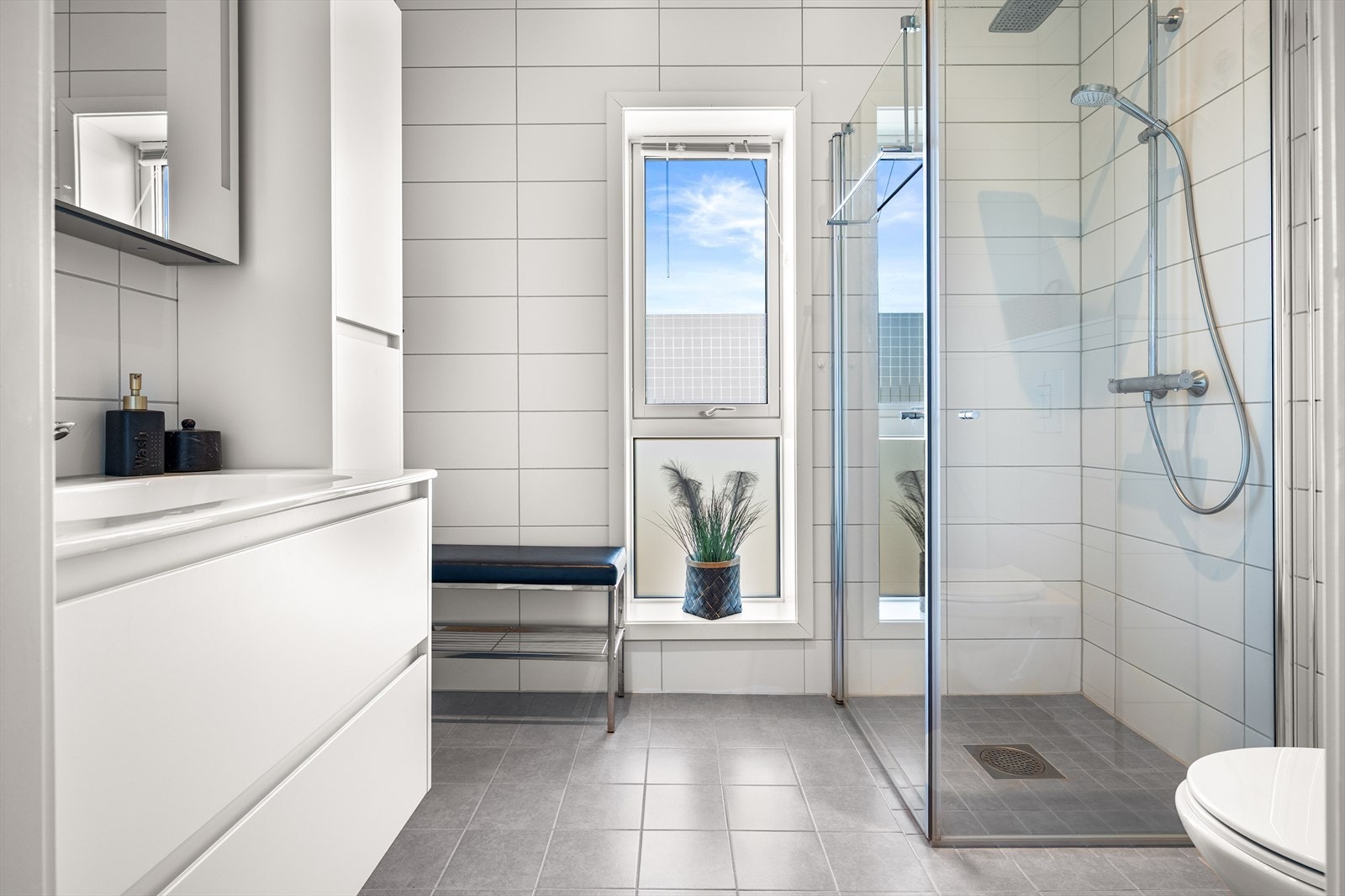 Moderne bad med fliser på gulv og vegger. Galleribilde