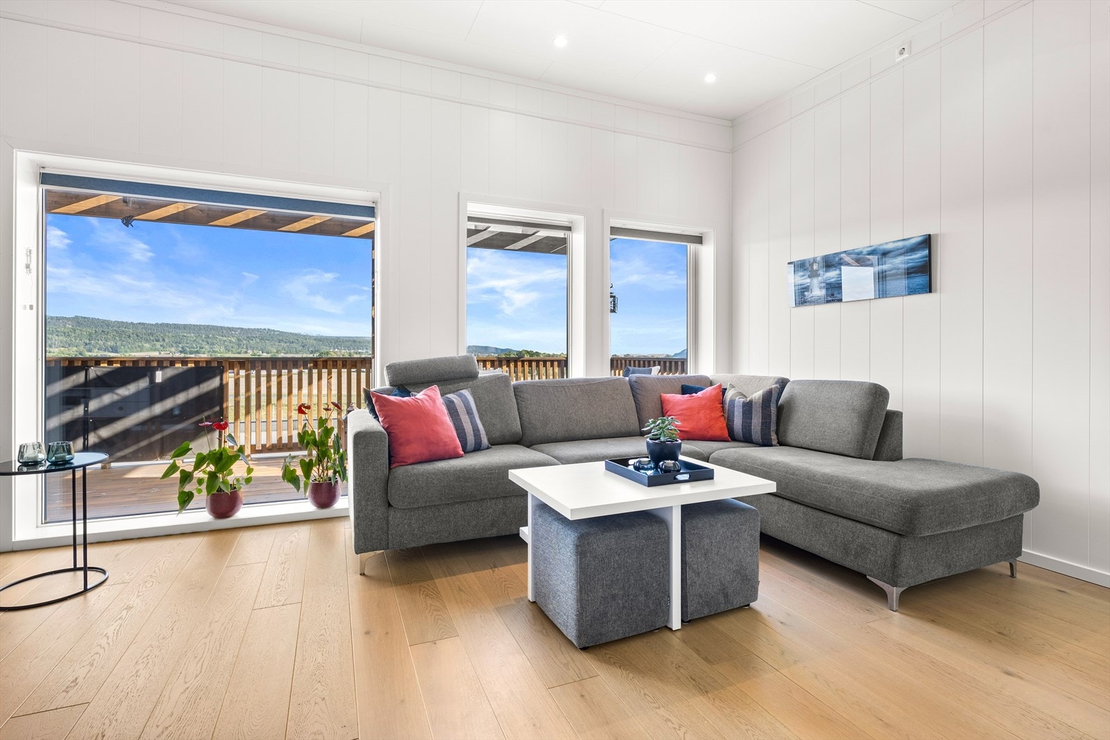 Store vindusflater sørger for godt naturlig lys og en flott utsikt fra sofakroken. Galleribilde