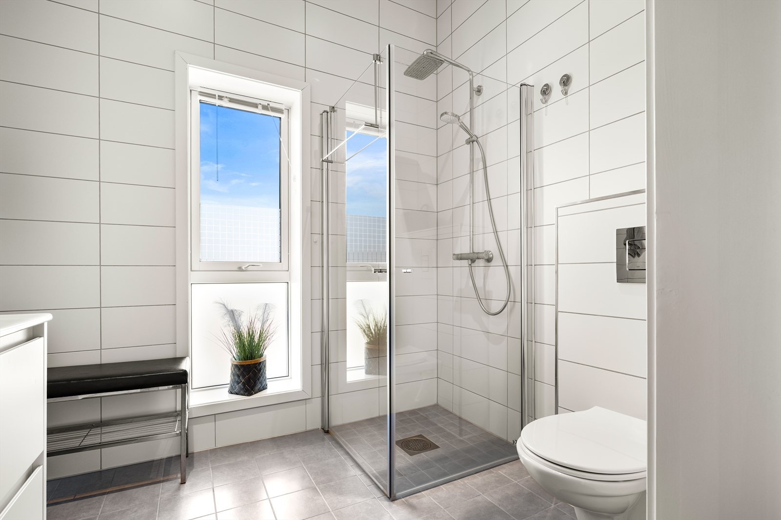 Dusjhjørne og vegghengt wc. Galleribilde